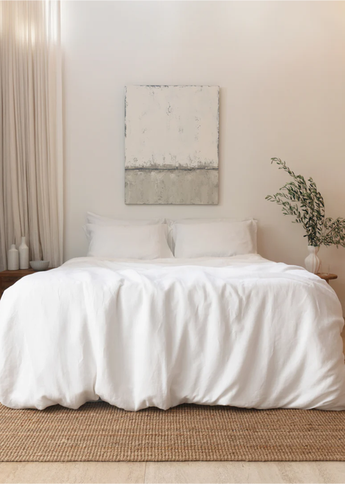 How to Create a Minimalist Bedroom That Actually Feels Warm and Welcoming