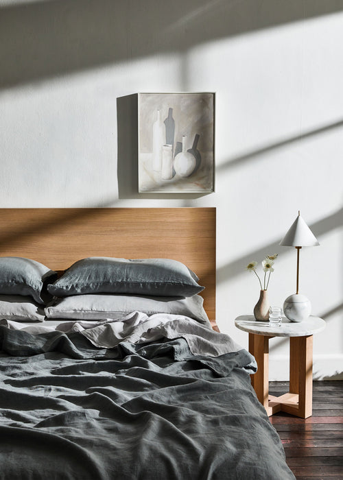 Linen bed sheets in mineral and fog